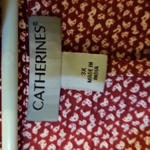 Catherines Red And White Patterned V Neck Blouse. In EUC - Picture 2 of 6